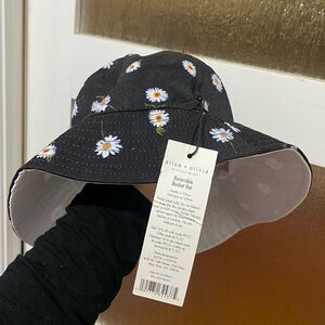 NWT Alice + Olivia Daisy Reversible Bucket Hat